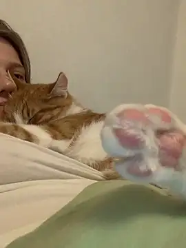 Leya F online show from September 2025 06:44:02 PM