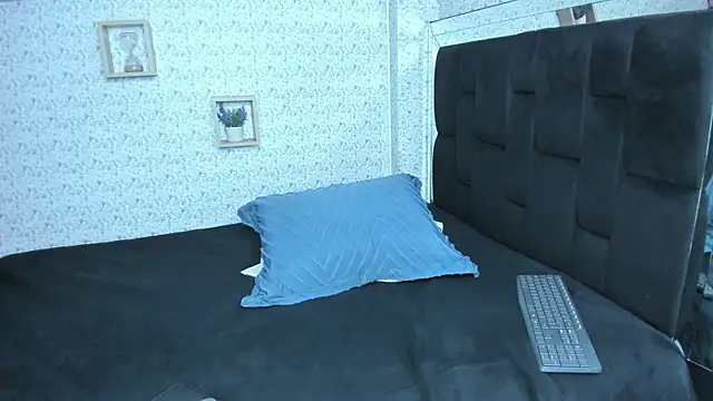 lisa logan online show from November 2025 04:01:02 AM