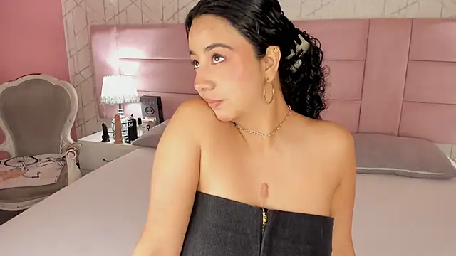 BellaSwwan online show from November 2025 01:36:01 PM