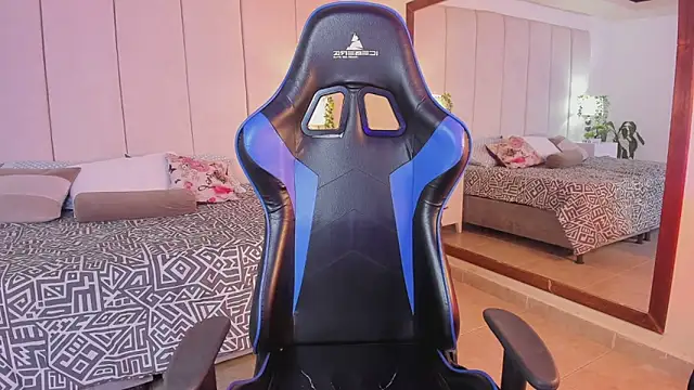 mia rousse25 online show from December 2025 01:04:02 PM