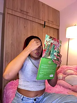 Snapshot of _Zahara_ chatting on December 2025 11:02:01 PM Zahara online show from December 2025 11:02:01 PM