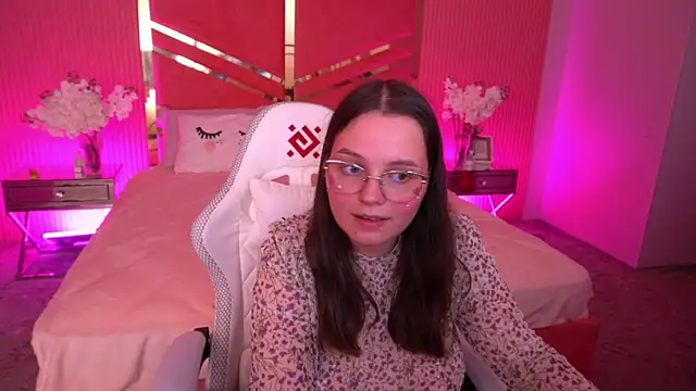 Snapshot of SophieDreamss chatting on September 2025 07:57:02 PM SophieDreamss online show from September 2025 07:57:02 PM