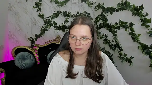 Snapshot of SophieDreamss chatting on September 2025 12:52:01 PM SophieDreamss online show from September 2025 12:52:01 PM