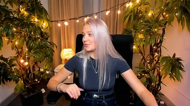 AnnieSwanson online show from November 2025 01:21:02 PM