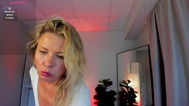 Julia Giulia online show from May 2026 09:44:02 PM