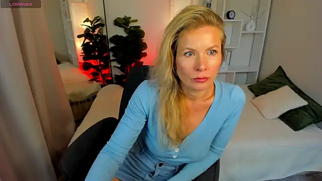 Julia Giulia online show from June 2026 06:56:01 PM
