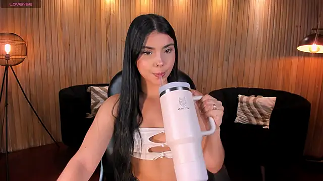 Snapshot of MiaLaurence chatting on May 2026 06:45:01 PM MiaLaurence online show from May 2026 06:45:01 PM