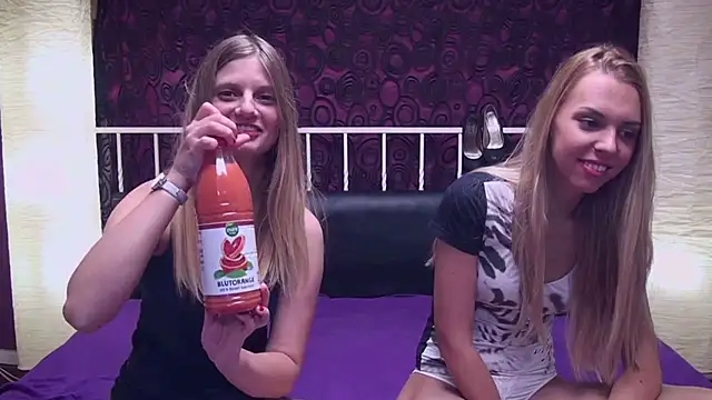 Snapshot of BlondeWitches chatting on March 2025 04:24:02 AM BlondeWitches online show from March 2025 04:24:02 AM