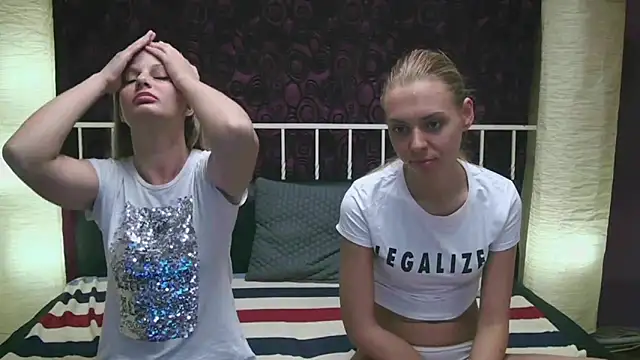 Snapshot of BlondeWitches chatting on September 2025 01:00:01 PM BlondeWitches online show from September 2025 01:00:01 PM