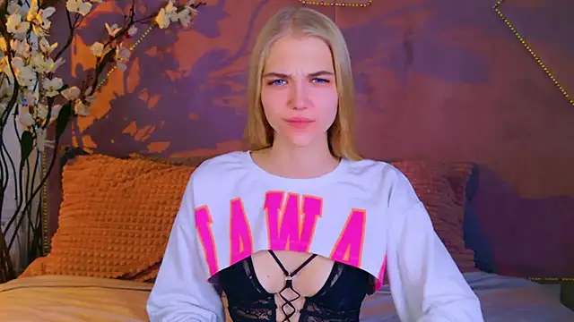 4example Chloe online show from October 2025 11:32:02 AM