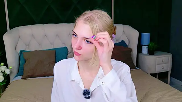 Snapshot of 4example_Chloe chatting on June 2026 05:34:01 AM 4example Chloe online show from June 2026 05:34:01 AM