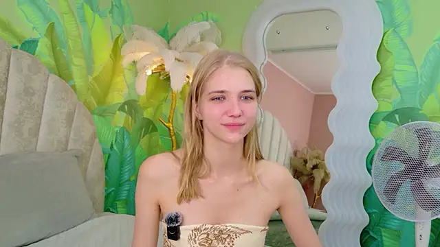 Snapshot of 4example_Chloe chatting on July 2026 05:44:01 AM 4example Chloe online show from July 2026 05:44:01 AM