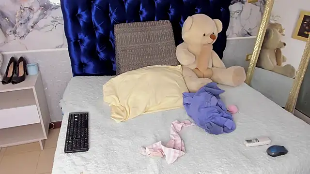 TANISHA HILL online show from November 2025 07:38:01 PM