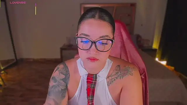 lunaarose online show from December 2025 01:00:01 AM