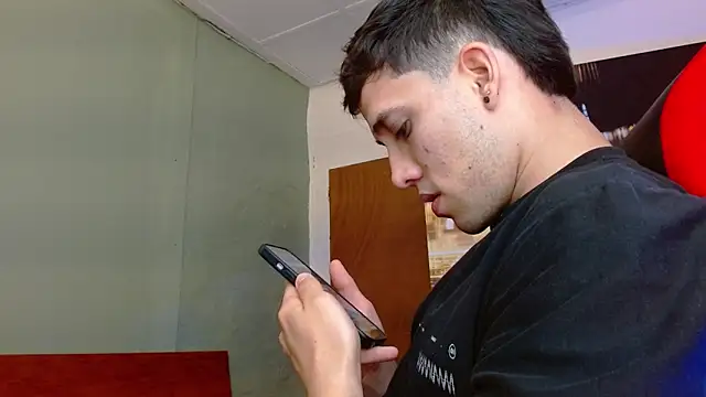 Snapshot of alexgiraldo__ chatting on June 2026 12:27:02 AM alexgiraldo online show from June 2026 12:27:02 AM