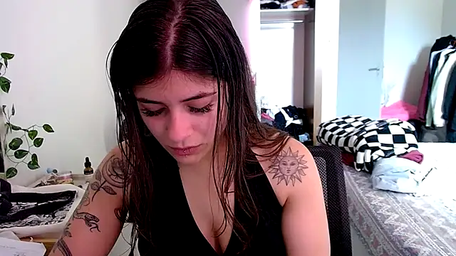 Snapshot of Becca_B chatting on October 2025 04:17:01 PM Becca B online show from October 2025 04:17:01 PM