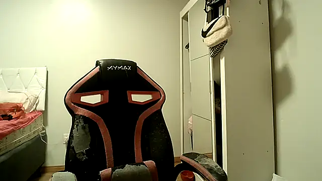 Snapshot of Becca_B chatting on October 2025 06:42:01 PM Becca B online show from October 2025 06:42:01 PM