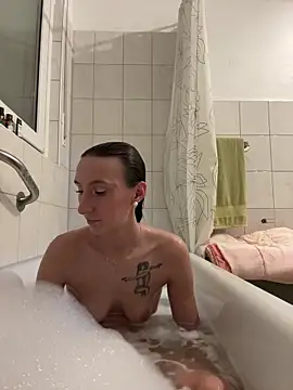 Emilia Mausi online show from December 2025 07:51:01 PM