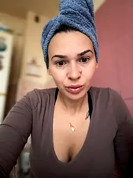 iSelena online show from October 2025 05:08:01 AM