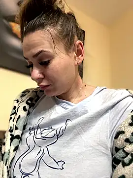 Snapshot of iSelena chatting on January 2026 09:24:02 AM iSelena online show from January 2026 09:24:02 AM