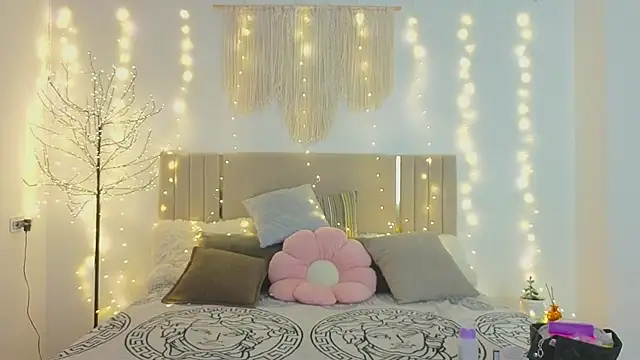 Snapshot of Little_mia__ chatting on December 2025 10:38:01 PM Little mia online show from December 2025 10:38:01 PM