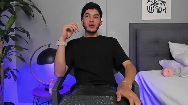 Snapshot of Tylerffoxx chatting on May 2026 08:43:02 PM Tylerffoxx online show from May 2026 08:43:02 PM