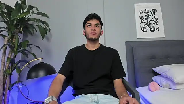 Snapshot of Tylerffoxx chatting on June 2026 08:30:02 PM Tylerffoxx online show from June 2026 08:30:02 PM