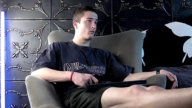 Snapshot of SirReed chatting on May 2026 05:01:02 AM SirReed online show from May 2026 05:01:02 AM