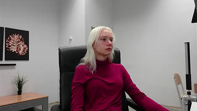 Snapshot of Laura_Chaplin chatting on September 2025 05:52:02 AM Laura Chaplin online show from September 2025 05:52:02 AM