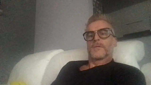 Axl hot online show from September 2025 04:21:01 PM