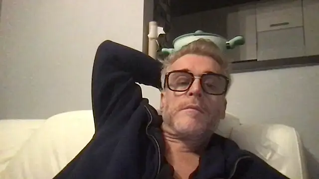 Axl hot online show from February 2026 08:13:01 PM