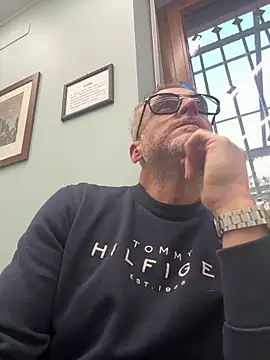 Axl hot online show from March 2026 04:45:02 PM