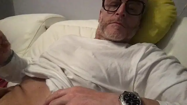 Axl hot online show from April 2026 09:39:33 PM