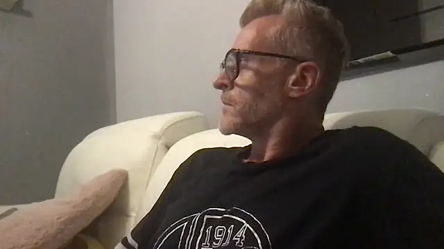Snapshot of Axl_hot chatting on June 2026 09:08:02 PM Axl hot online show from June 2026 09:08:02 PM