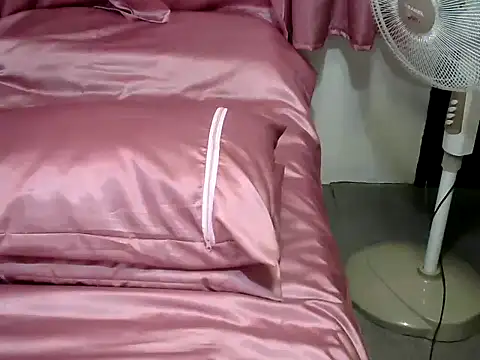 Snapshot of CREAMY_BANANA chatting on May 2026 11:10:02 PM CREAMY BANANA online show from May 2026 11:10:02 PM