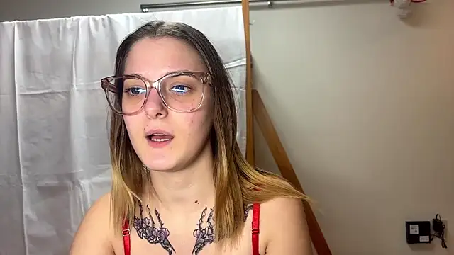 Snapshot of SuzyMiu chatting on November 2025 10:26:01 AM SuzyMiu online show from November 2025 10:26:01 AM