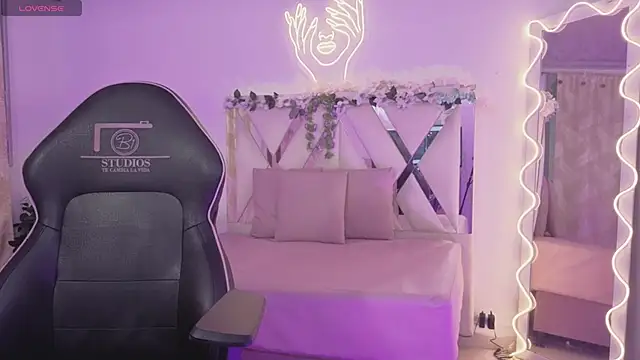 ZURY TAY online show from April 2026 11:57:01 AM