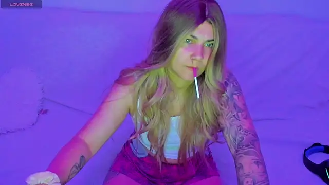 MiaKiittyy online show from April 2026 09:24:01 PM