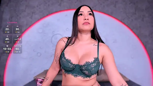 Snapshot of ReinaChloe chatting on December 2025 04:58:02 PM ReinaChloe online show from December 2025 04:58:02 PM