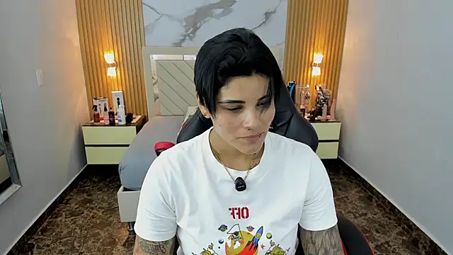 KAROLLJONES1 online show from December 2025 07:33:02 PM