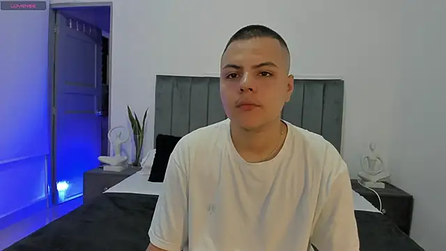 Snapshot of NoahLux chatting on October 2025 06:32:02 PM NoahLux online show from October 2025 06:32:02 PM