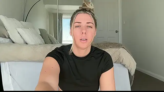 louiseberkeley online show from April 2026 10:44:01 PM