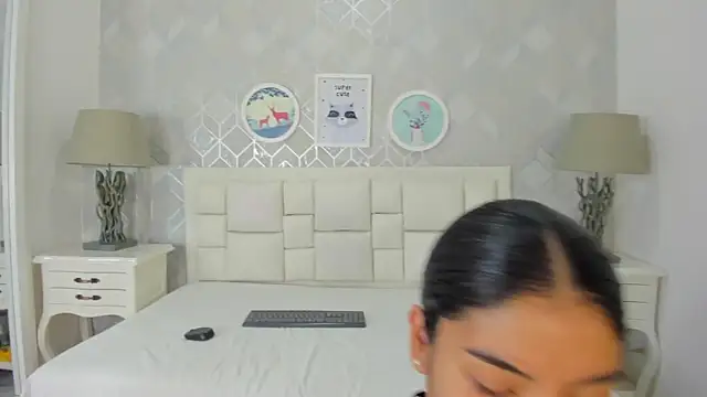 naia cox online show from April 2026 03:44:02 AM