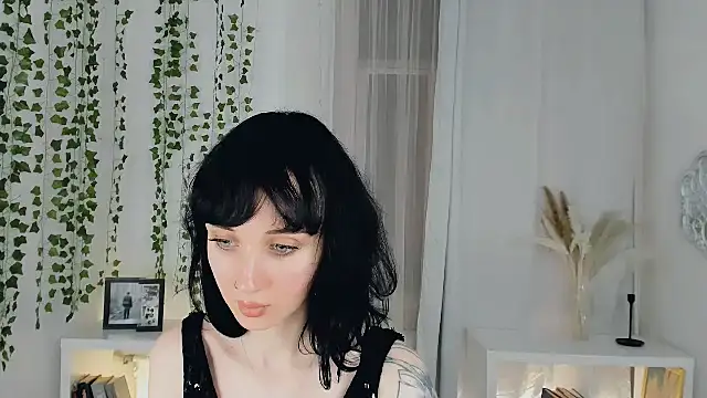 HollyVex online show from November 2025 03:56:02 PM