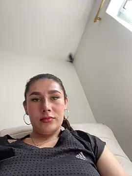 Isa Villamarin online show from September 2025 03:25:01 PM