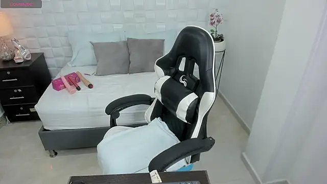 yulitza1025 online show from October 2025 01:12:01 PM