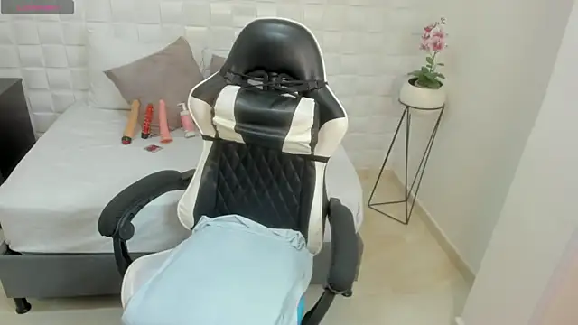 yulitza1025 online show from November 2025 11:46:02 AM