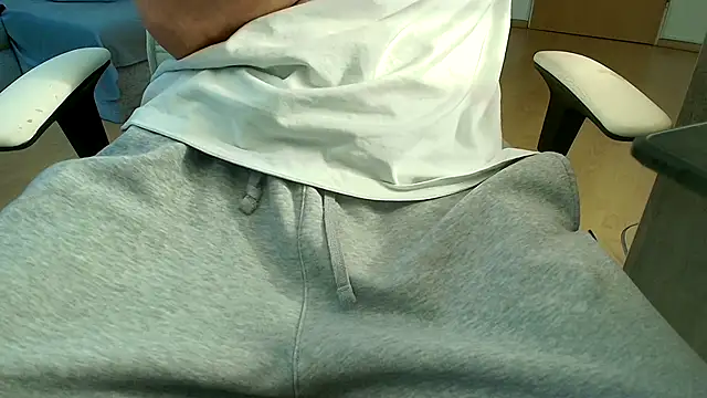 Breezydicksn online show from April 2026 08:15:01 PM
