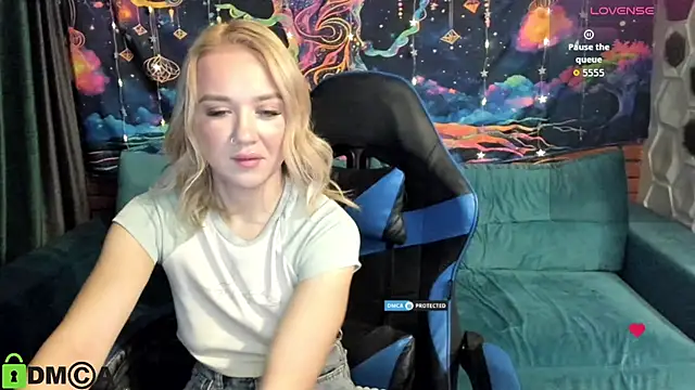 Snapshot of CrystalGirl99 chatting on February 2026 08:46:01 AM CrystalGirl99 online show from February 2026 08:46:01 AM