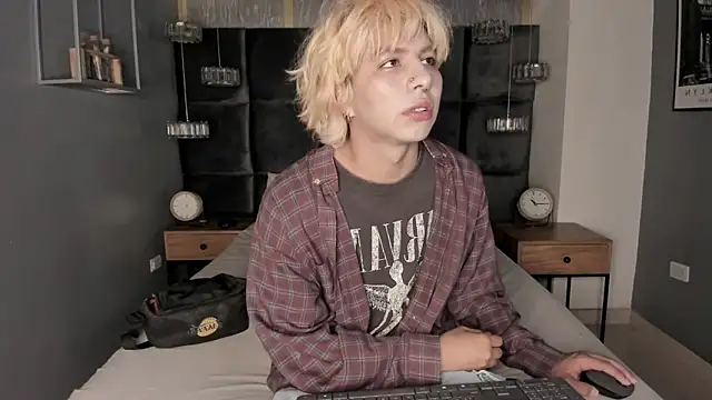 OliIverr22 online show from November 2025 06:30:01 PM